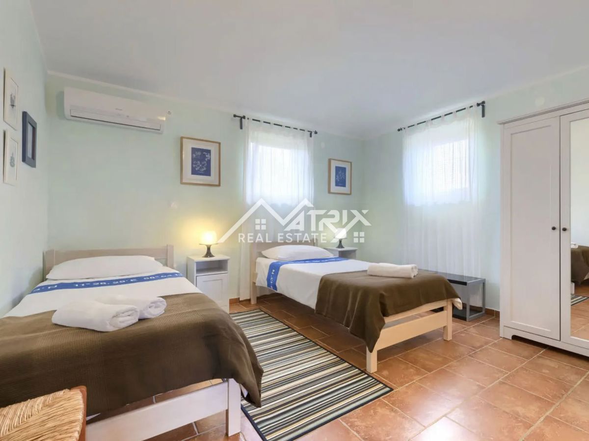 Svetvinčenat okolica, razkošna vila s pogledom na morje in bazenom