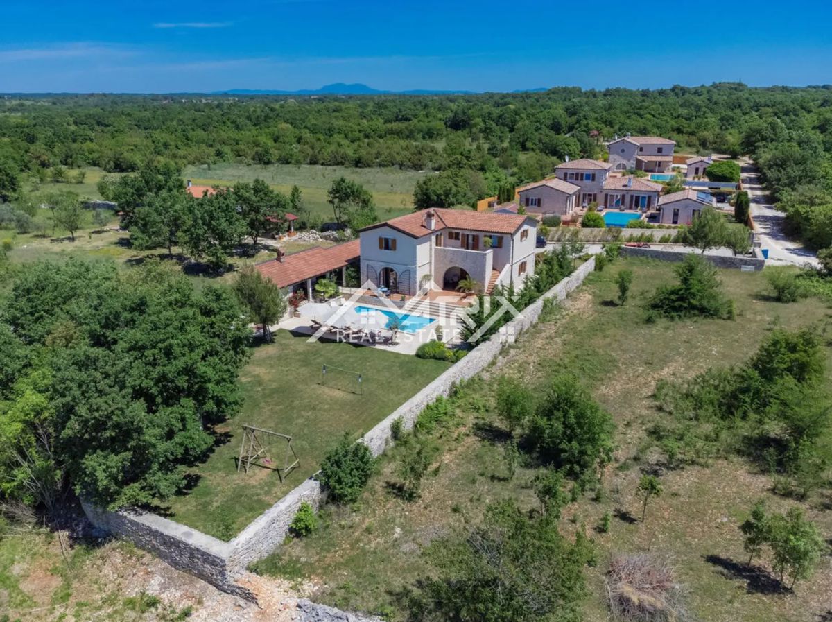 Svetvinčenat okolica, razkošna vila s pogledom na morje in bazenom