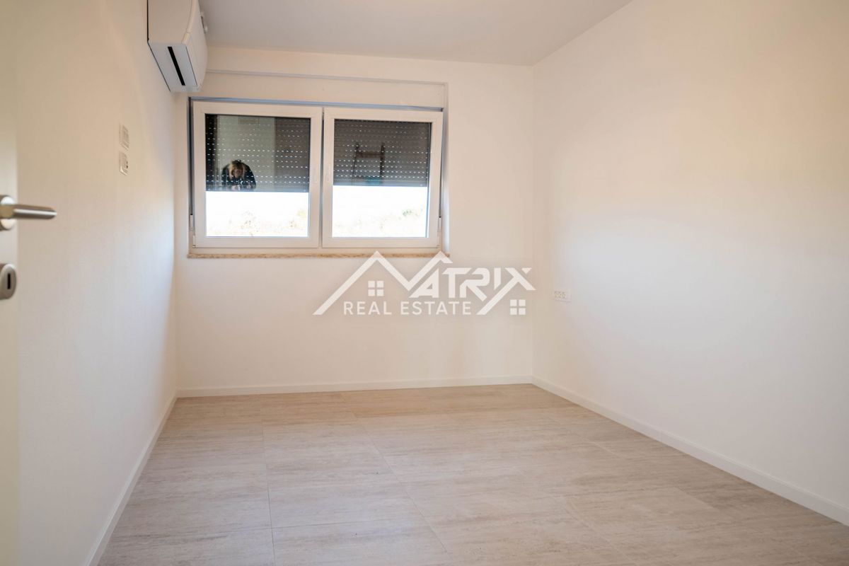 Novigrad, pritličje stanovanje z vrtom