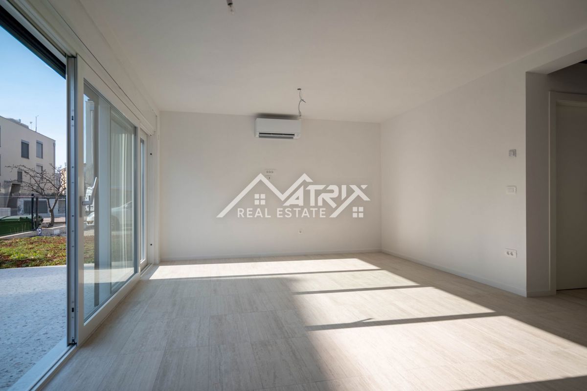 Novigrad, pritličje stanovanje z vrtom