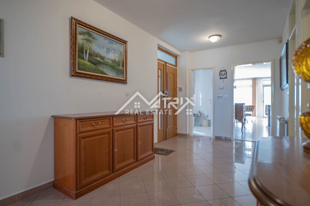 Pula, dvosobno stanovanje z balkonom na zaželeni lokaciji