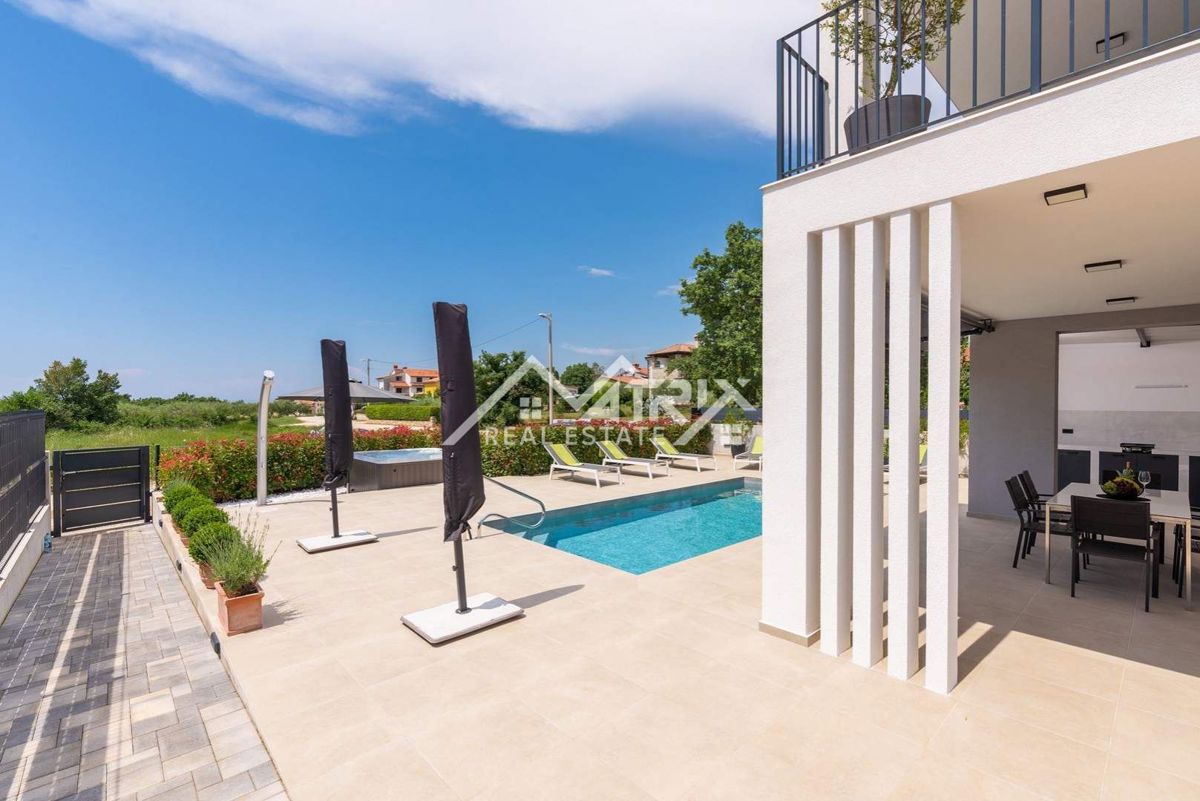 Poreč Hiša z bazenom in jacuzzijem le 4,5 km od centra grada