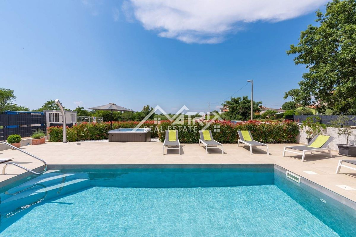 Poreč Hiša z bazenom in jacuzzijem le 4,5 km od centra grada