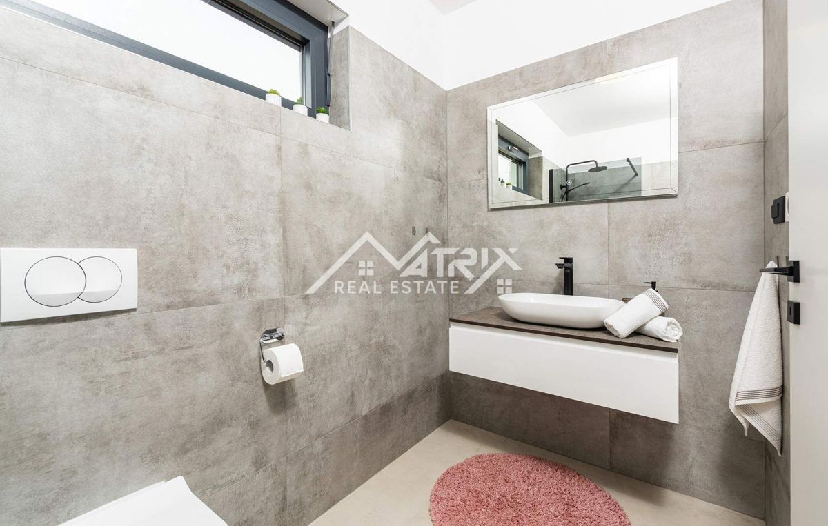 Poreč Hiša z bazenom in jacuzzijem le 4,5 km od centra grada