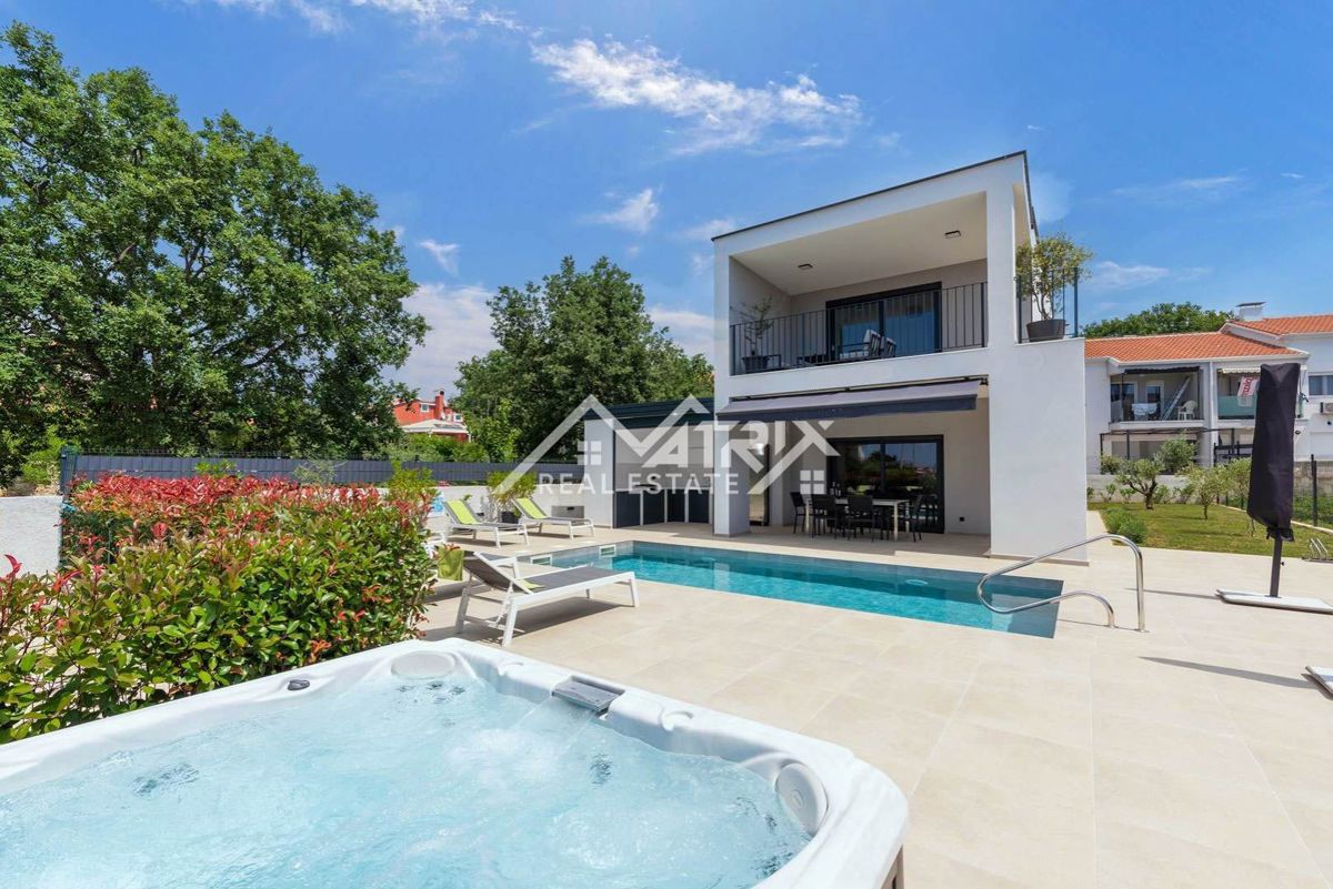Poreč Hiša z bazenom in jacuzzijem le 4,5 km od centra grada