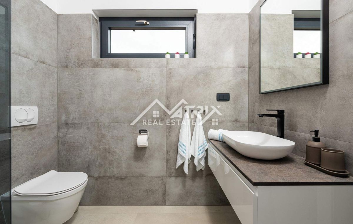 Poreč Hiša z bazenom in jacuzzijem le 4,5 km od centra grada