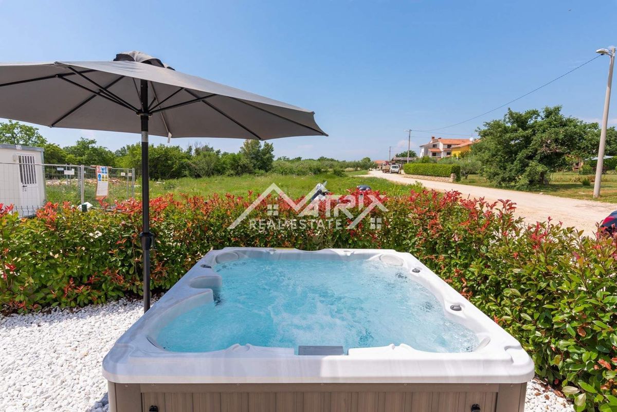 Poreč Hiša z bazenom in jacuzzijem le 4,5 km od centra grada