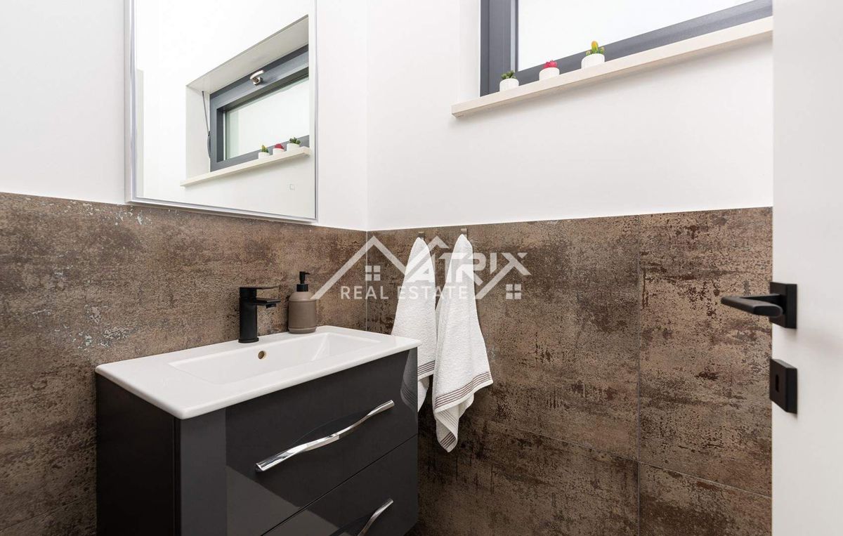 Poreč Hiša z bazenom in jacuzzijem le 4,5 km od centra grada