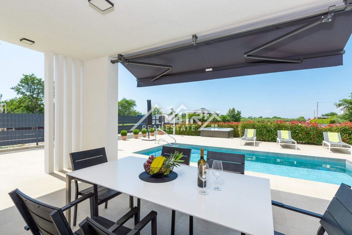 Poreč Hiša z bazenom in jacuzzijem le 4,5 km od centra grada