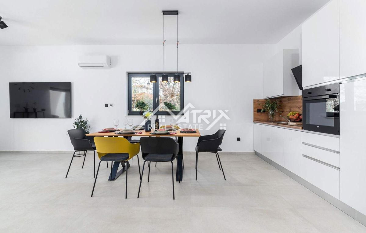 Poreč Hiša z bazenom in jacuzzijem le 4,5 km od centra grada