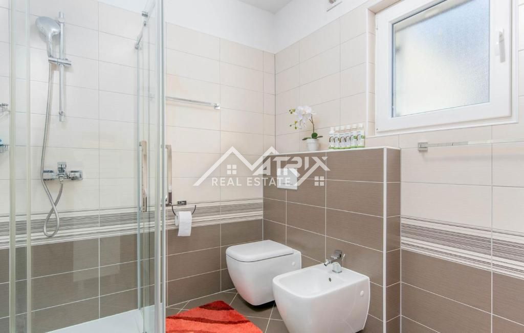 Novigrad, hiša z bazenom in odprtim pogledom na morje