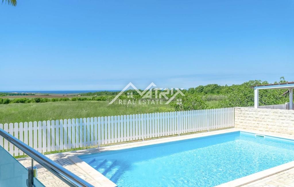 Novigrad, hiša z bazenom in odprtim pogledom na morje