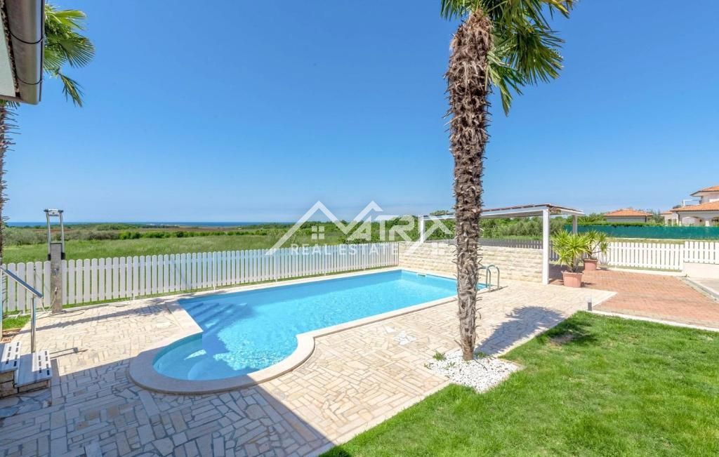 Novigrad, hiša z bazenom in odprtim pogledom na morje