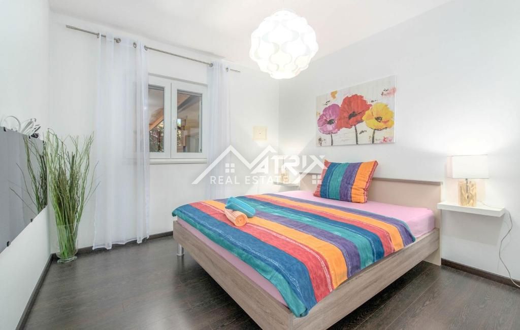 Novigrad, hiša z bazenom in odprtim pogledom na morje