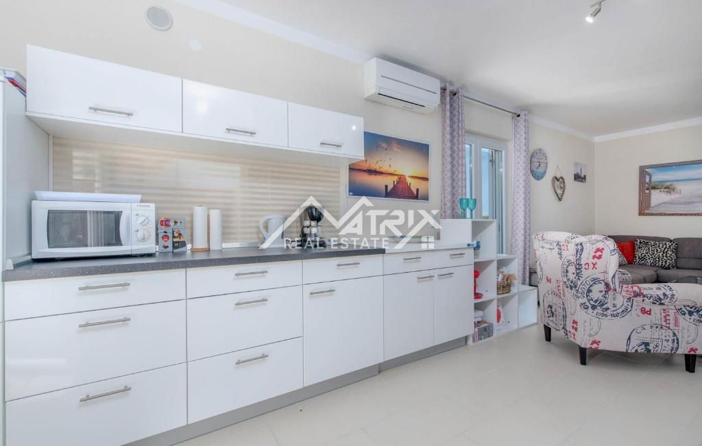 Novigrad, hiša z bazenom in odprtim pogledom na morje