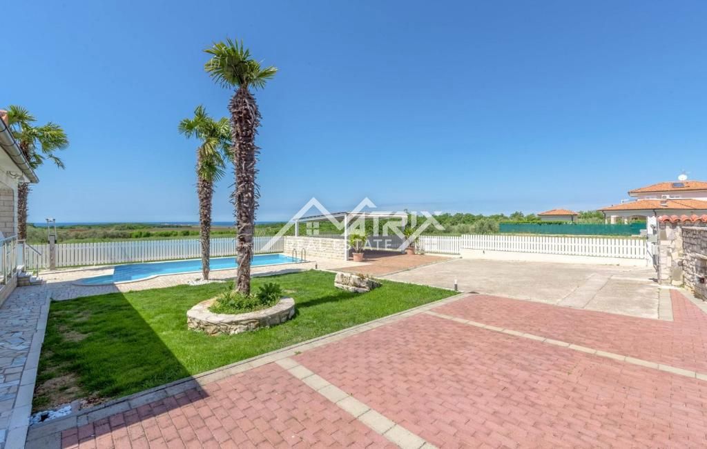 Novigrad, hiša z bazenom in odprtim pogledom na morje