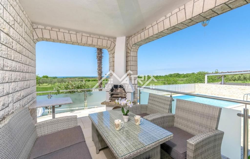 Novigrad, hiša z bazenom in odprtim pogledom na morje