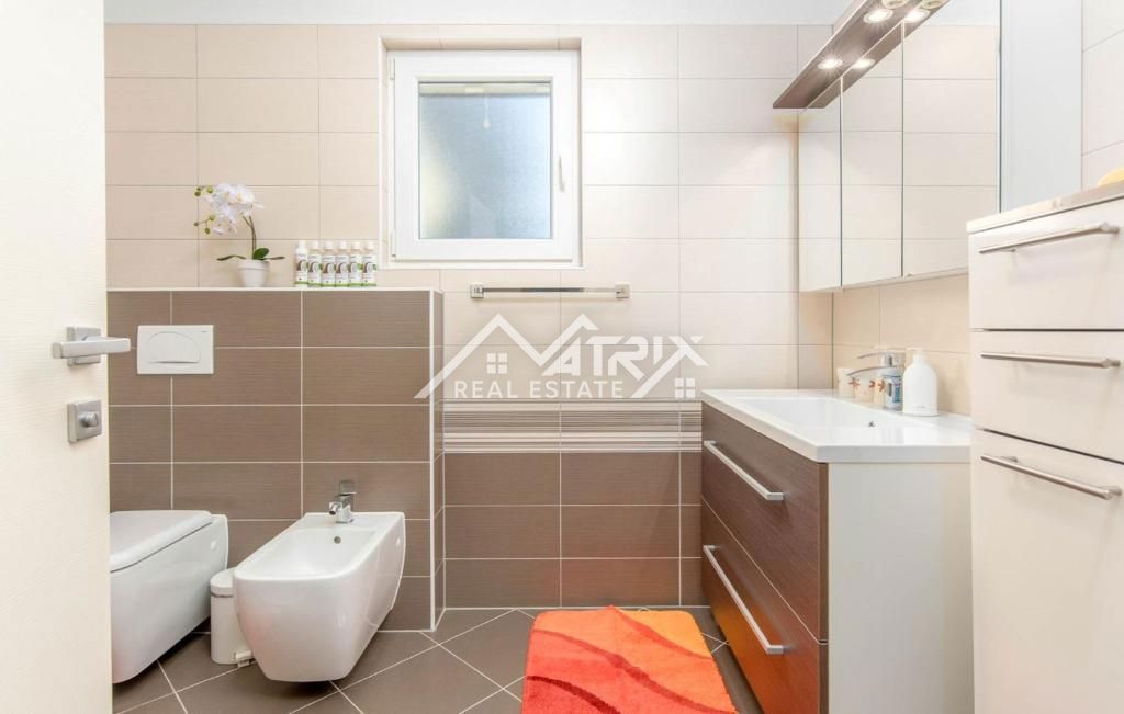 Novigrad, hiša z bazenom in odprtim pogledom na morje