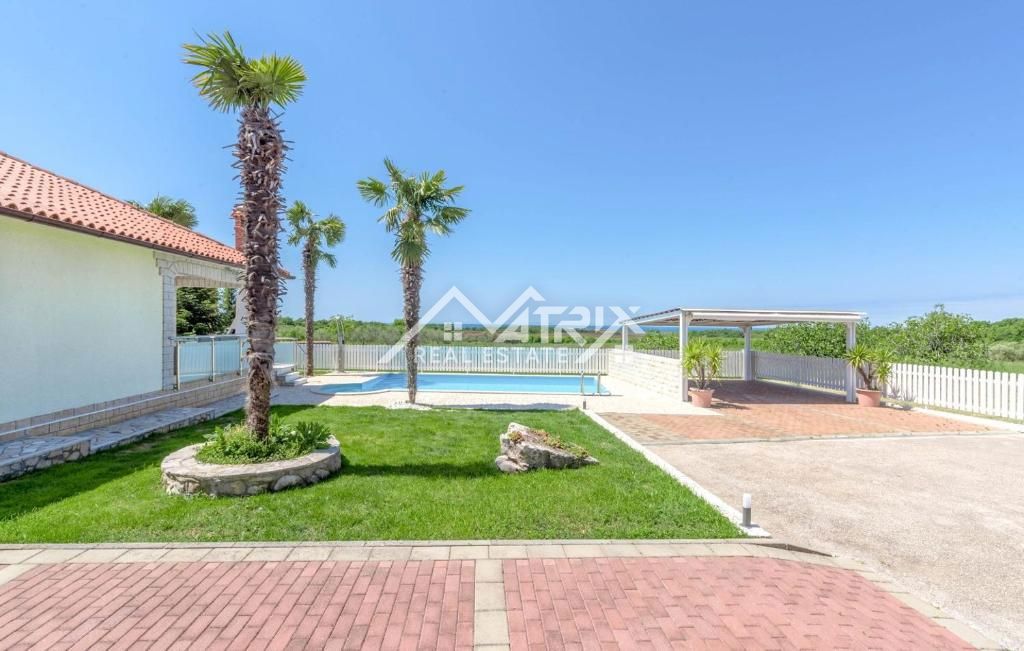 Novigrad, hiša z bazenom in odprtim pogledom na morje