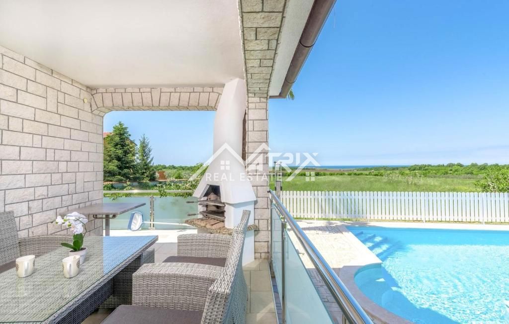 Novigrad, hiša z bazenom in odprtim pogledom na morje