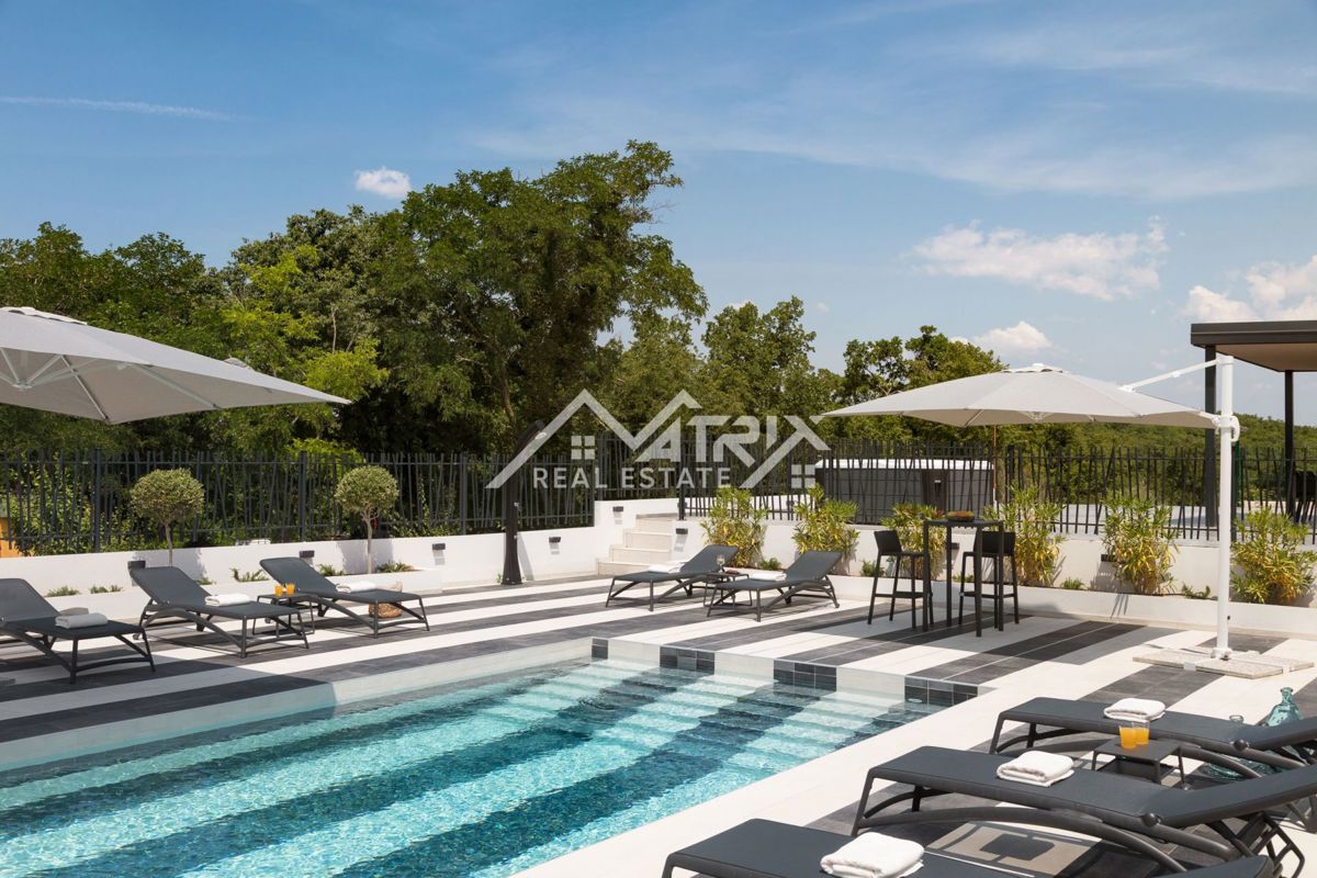 Okolica Vrsarja, moderna vila z bazenom in teniškim igriščem