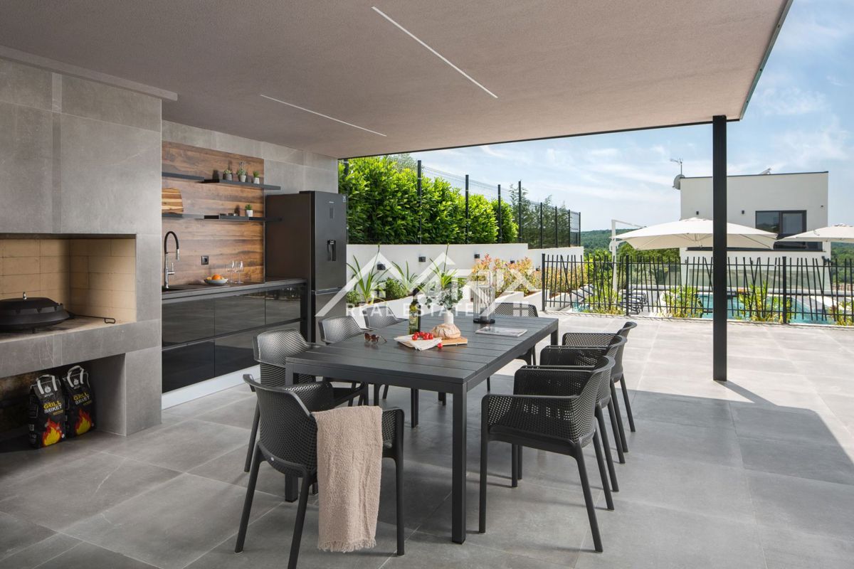 Okolica Vrsarja, moderna vila z bazenom in teniškim igriščem