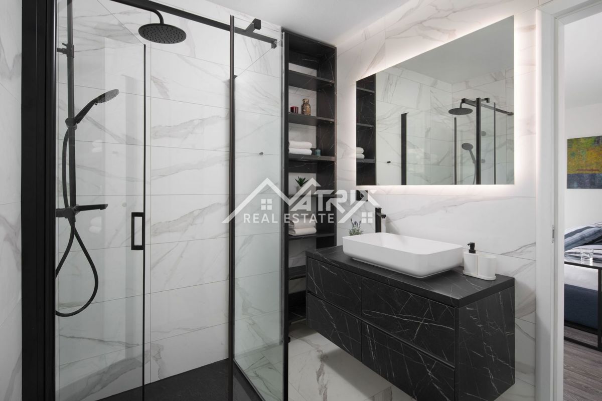 Okolica Vrsarja, moderna vila z bazenom in teniškim igriščem