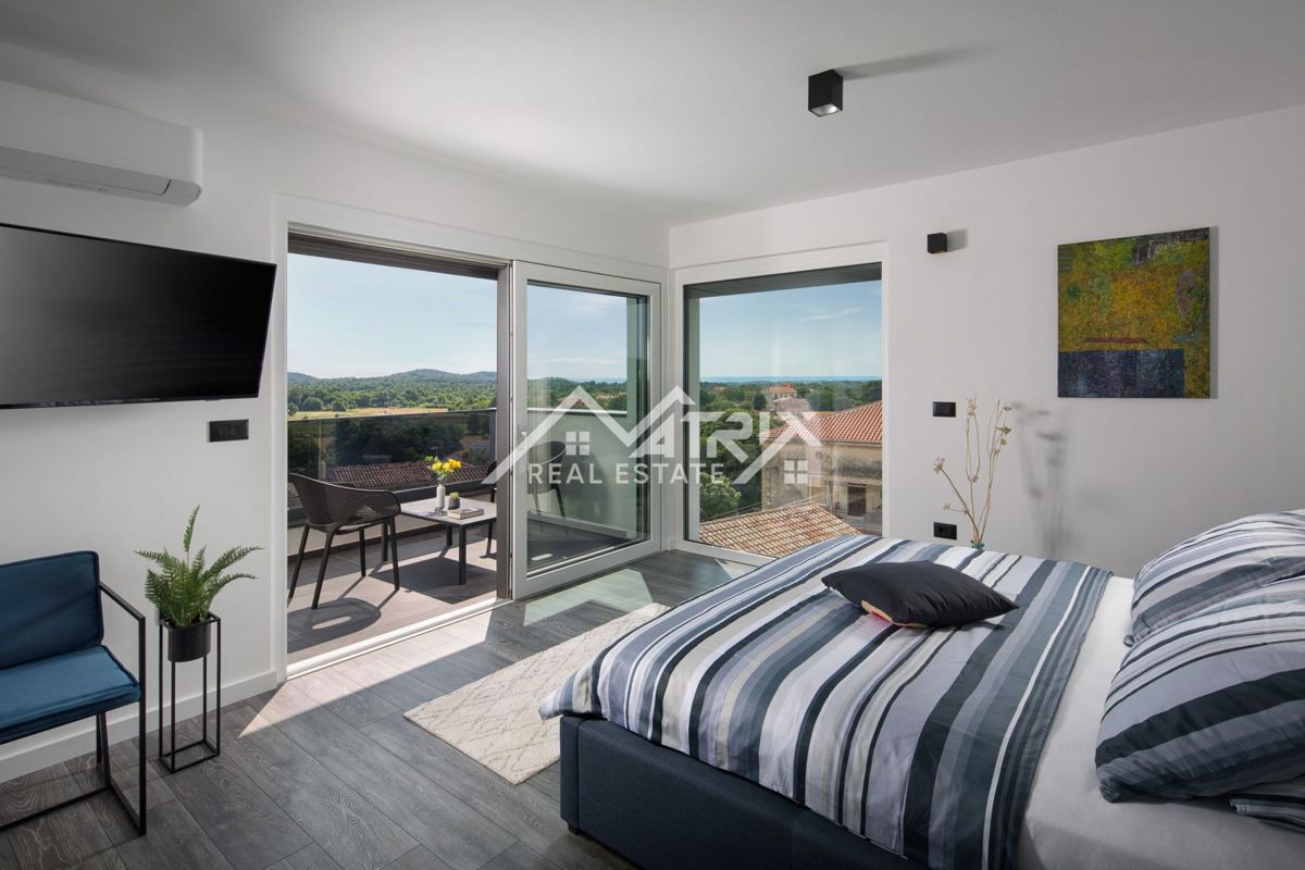 Okolica Vrsarja, moderna vila z bazenom in teniškim igriščem