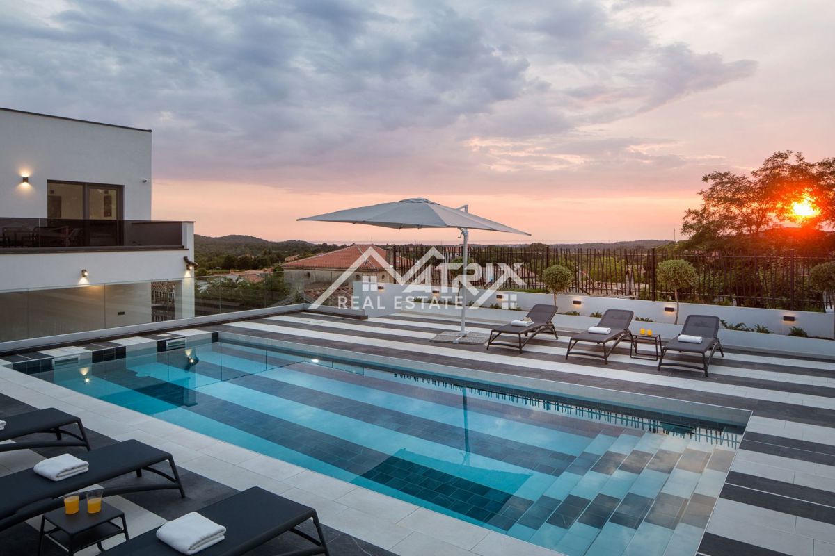 Okolica Vrsarja, moderna vila z bazenom in teniškim igriščem