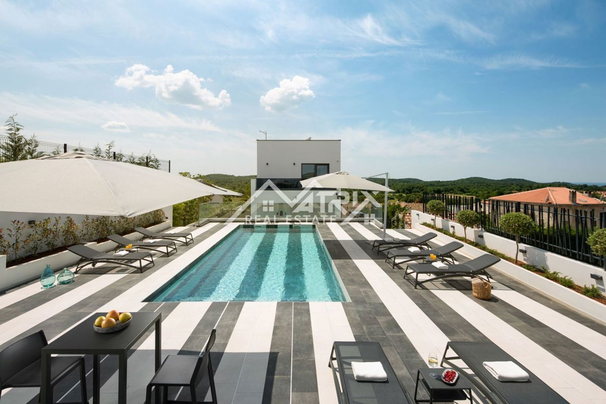 Okolica Vrsarja, moderna vila z bazenom in teniškim igriščem