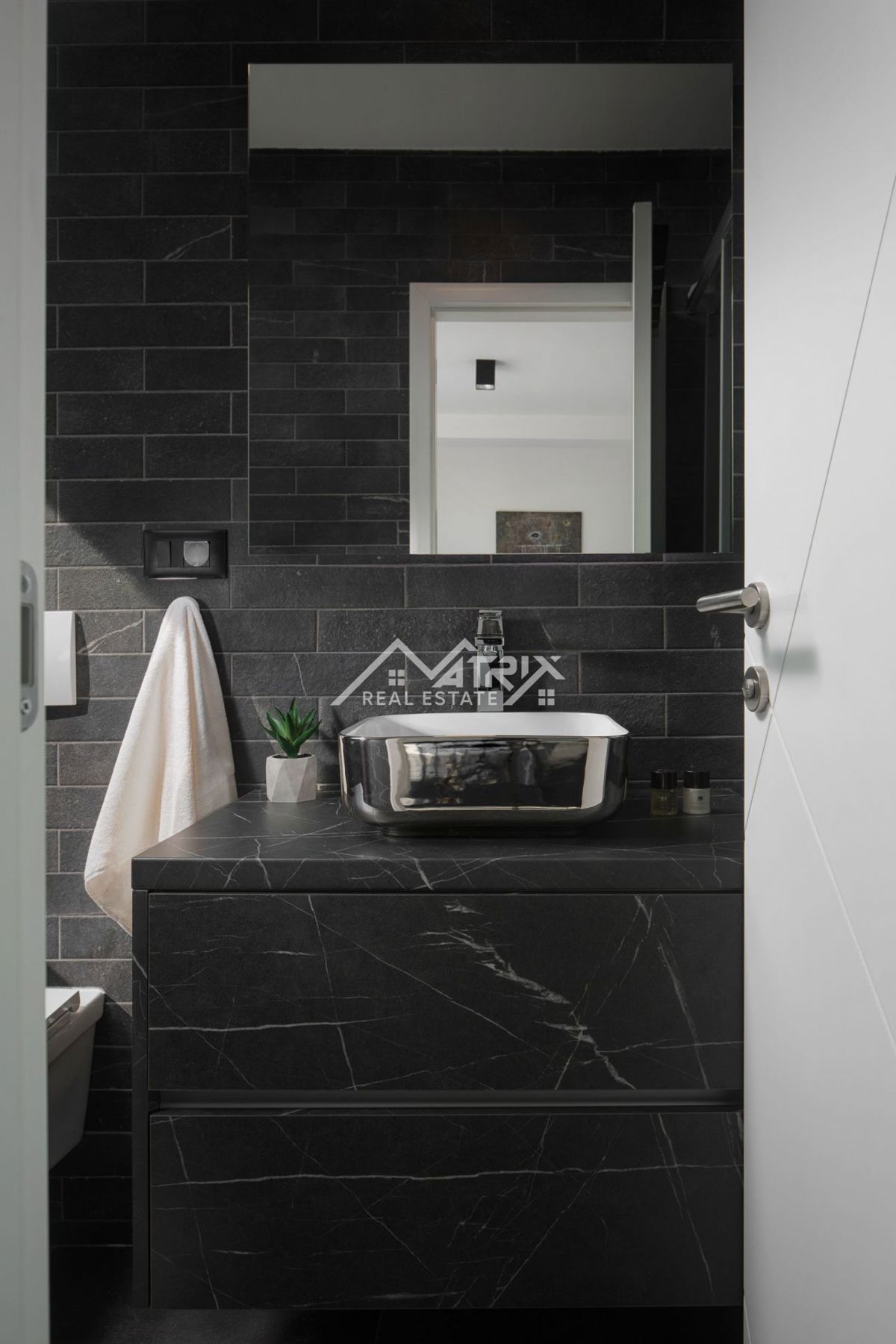 Okolica Vrsarja, moderna vila z bazenom in teniškim igriščem