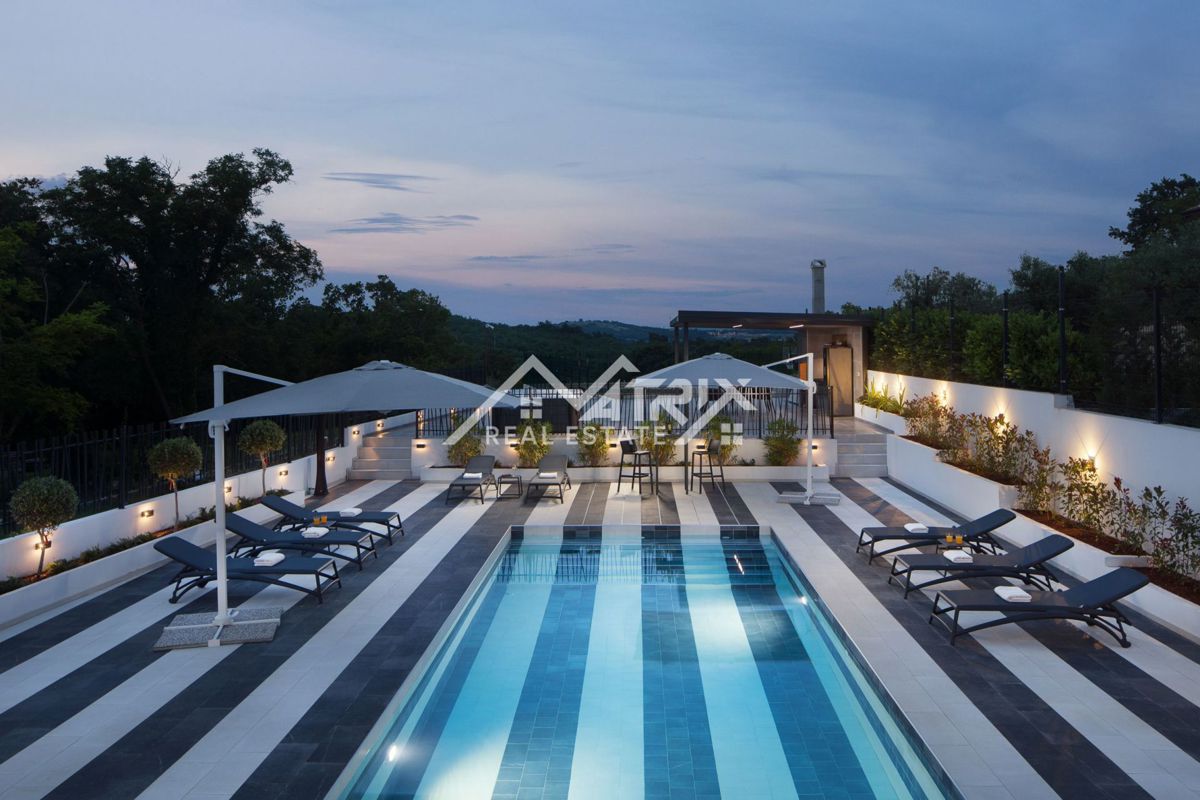 Okolica Vrsarja, moderna vila z bazenom in teniškim igriščem