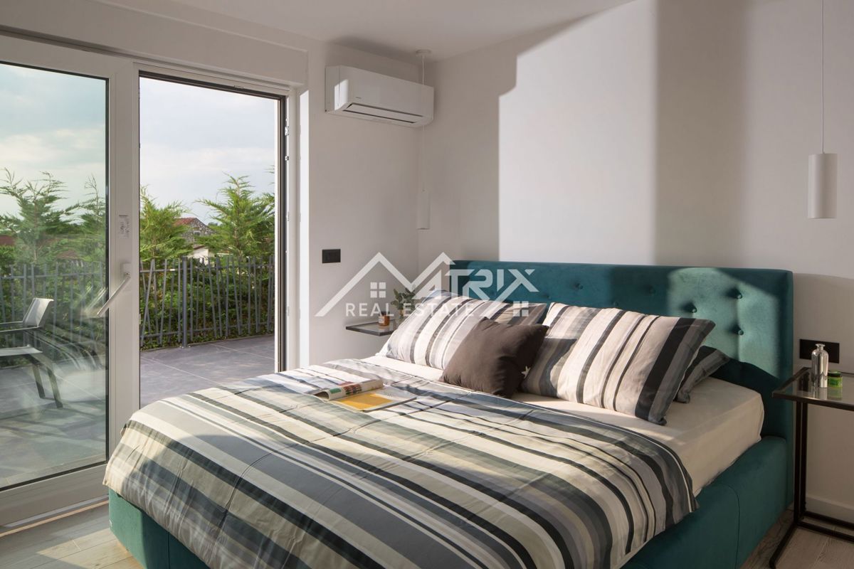 Okolica Vrsarja, moderna vila z bazenom in teniškim igriščem