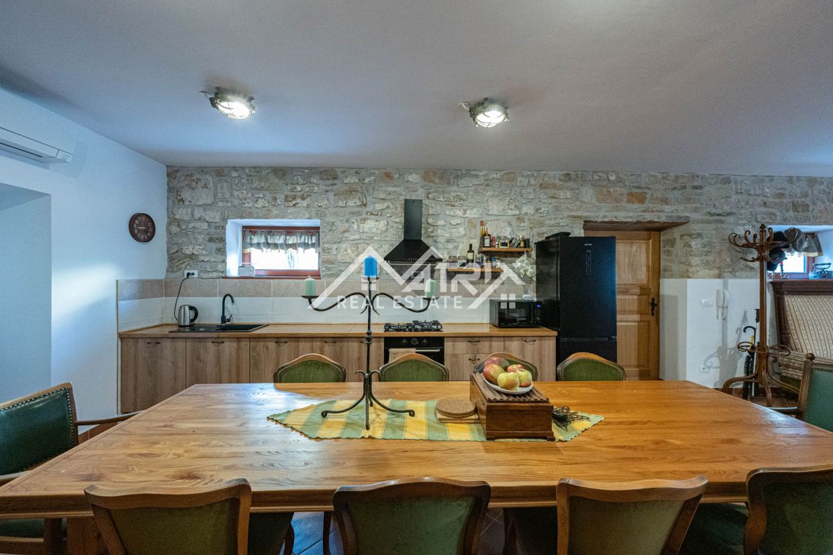 Buje, prenovljena kamnita hiša z vrtom in parkiriščem