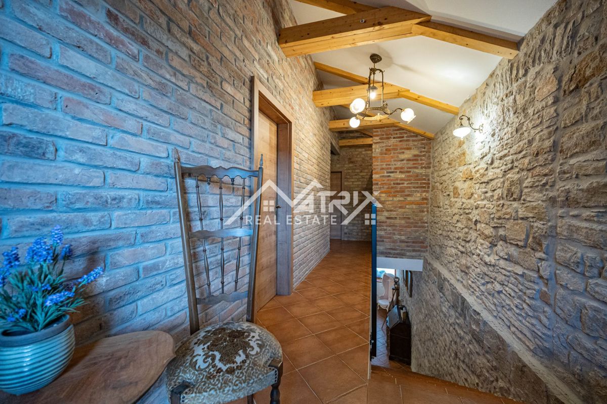 Buje, prenovljena kamnita hiša z vrtom in parkiriščem