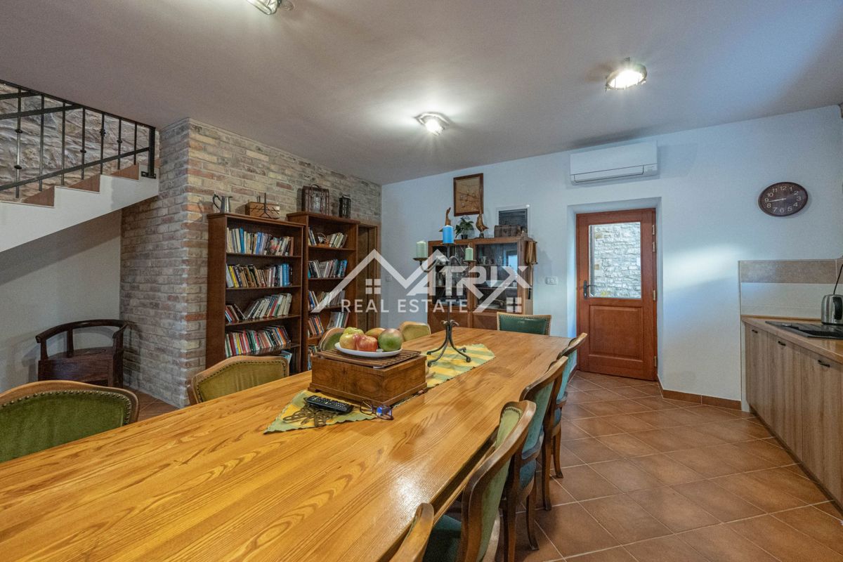 Buje, prenovljena kamnita hiša z vrtom in parkiriščem