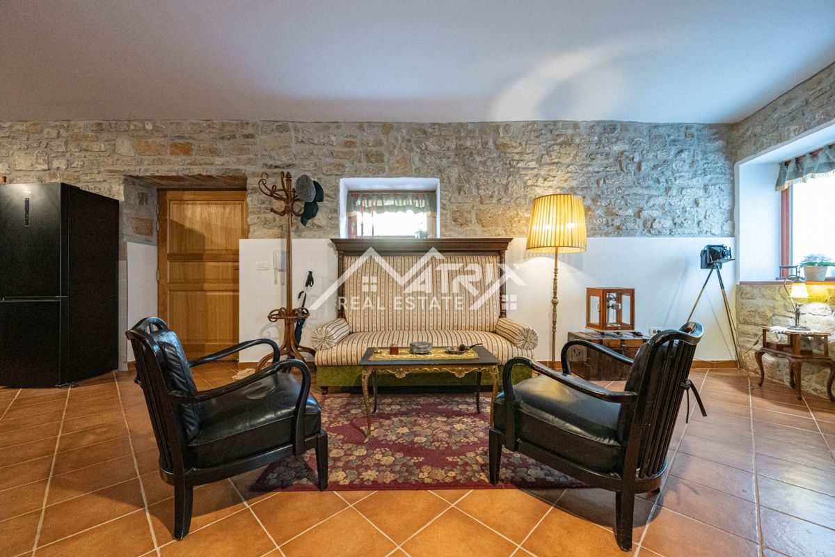 Buje, prenovljena kamnita hiša z vrtom in parkiriščem