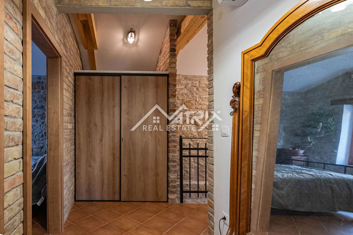 Buje, prenovljena kamnita hiša z vrtom in parkiriščem