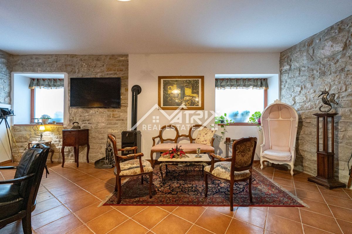 Buje, prenovljena kamnita hiša z vrtom in parkiriščem