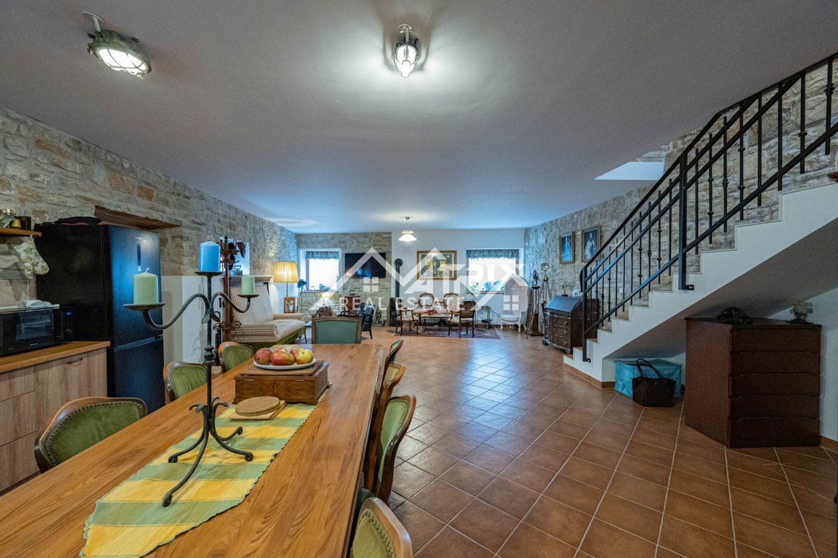 Buje, prenovljena kamnita hiša z vrtom in parkiriščem