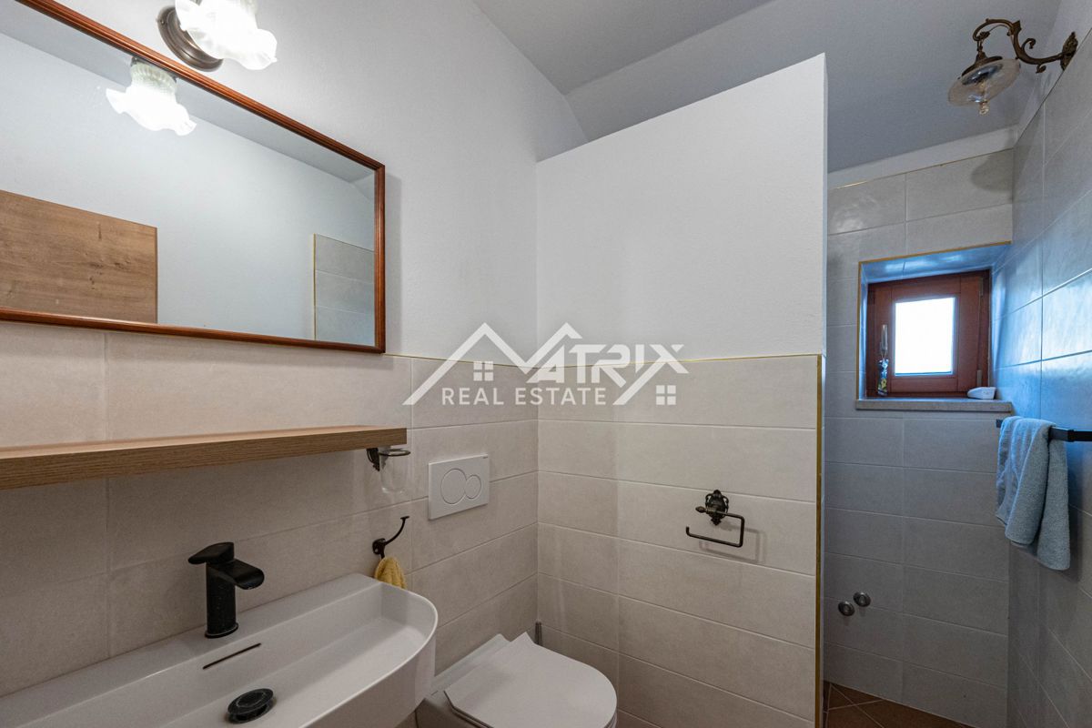 Buje, prenovljena kamnita hiša z vrtom in parkiriščem