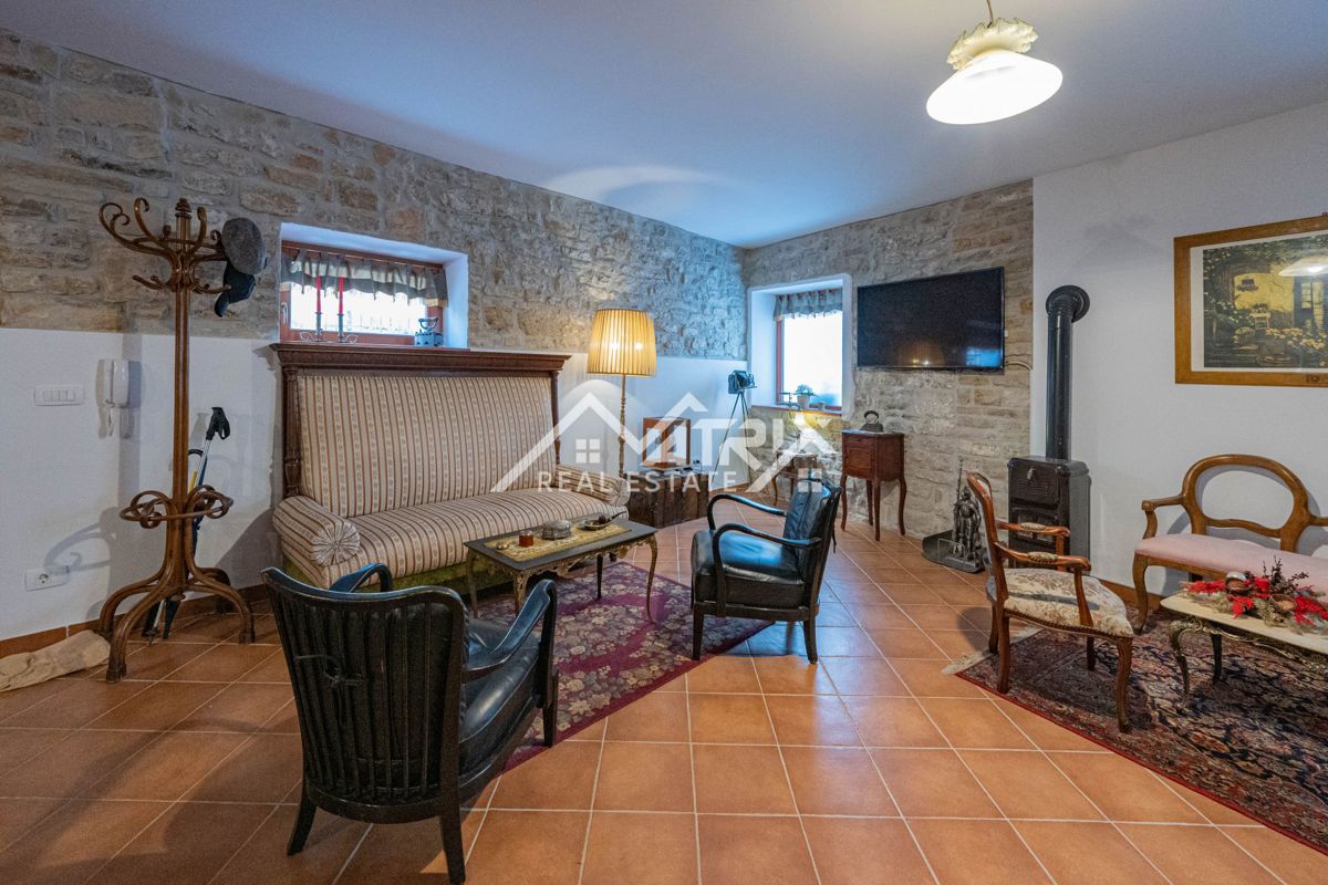 Buje, prenovljena kamnita hiša z vrtom in parkiriščem