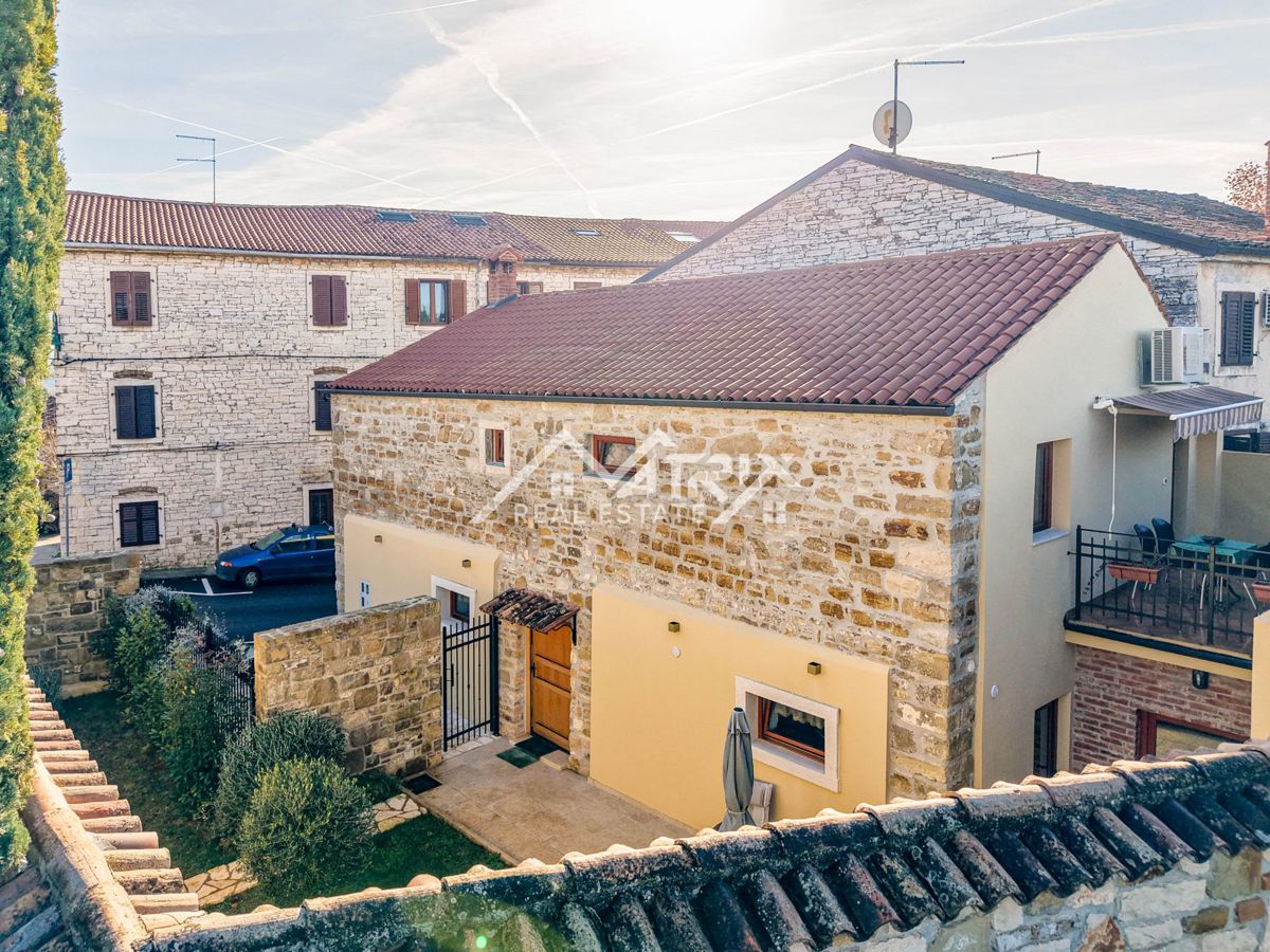 Buje, prenovljena kamnita hiša z vrtom in parkiriščem
