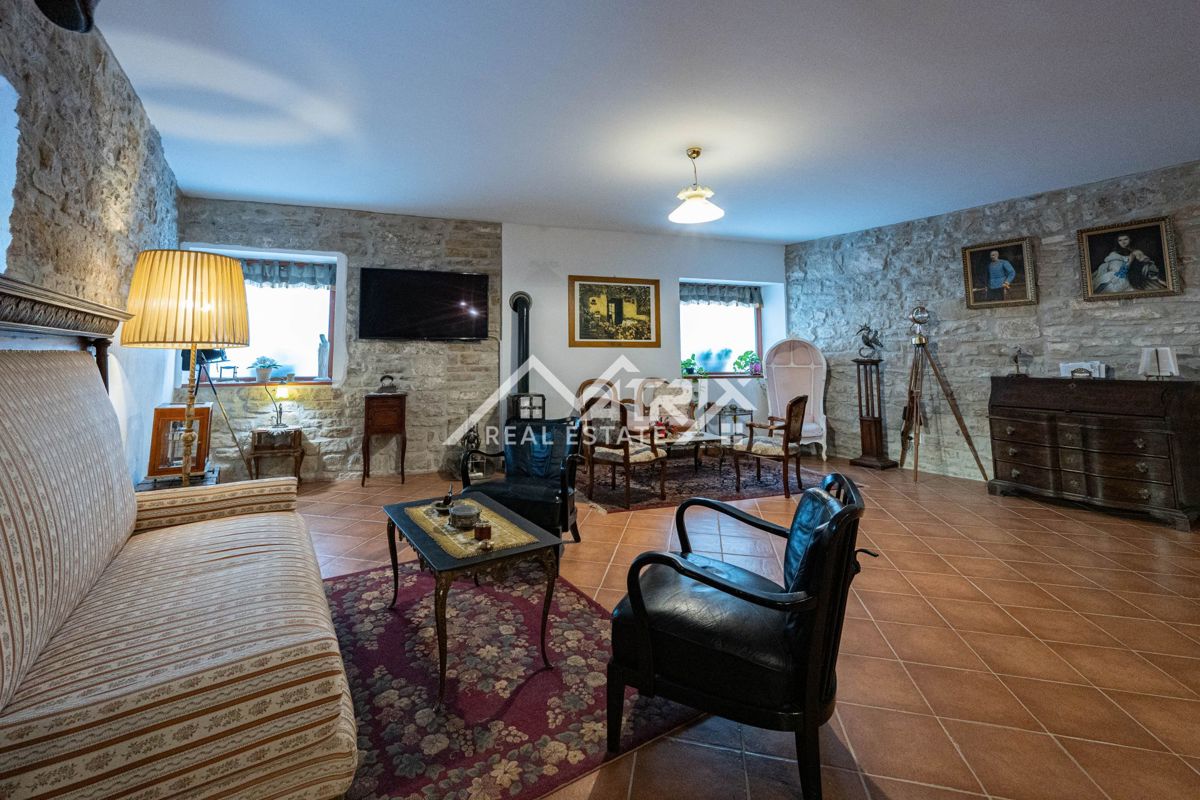 Buje, prenovljena kamnita hiša z vrtom in parkiriščem