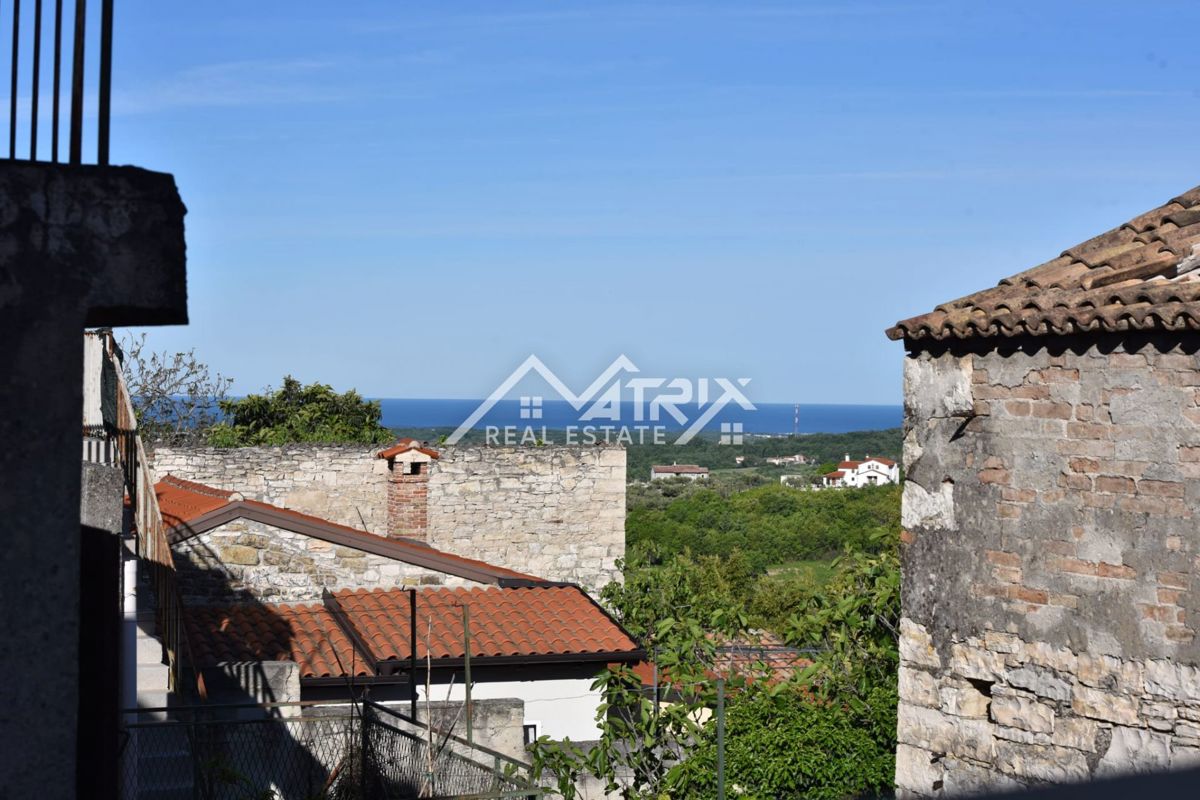 Buje, prenovljena kamnita hiša z vrtom in parkiriščem