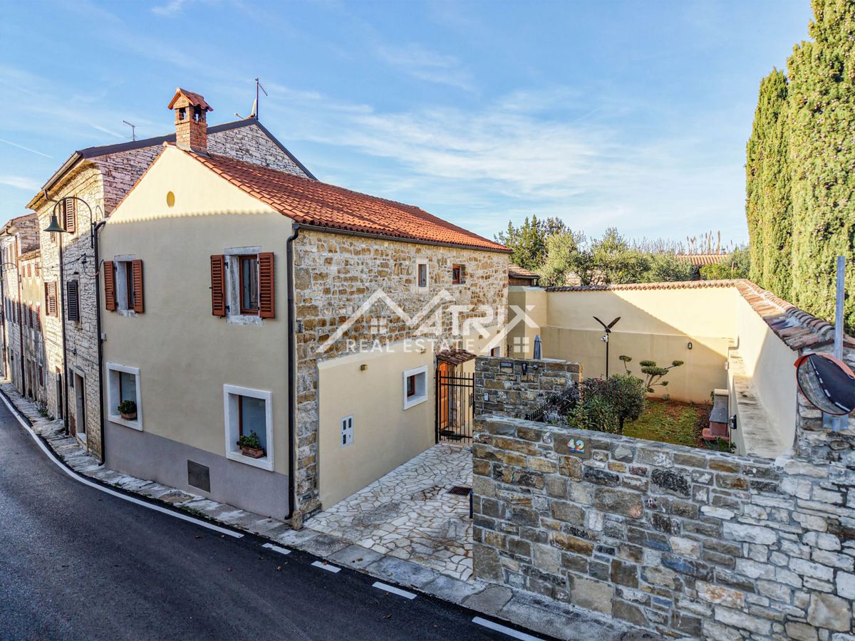 Buje, prenovljena kamnita hiša z vrtom in parkiriščem