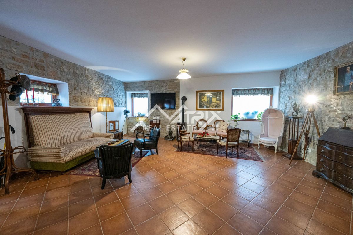 Buje, prenovljena kamnita hiša z vrtom in parkiriščem