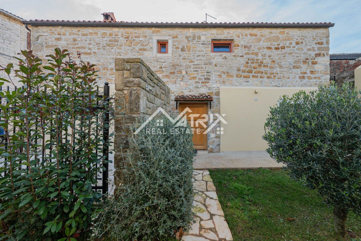 Buje, prenovljena kamnita hiša z vrtom in parkiriščem