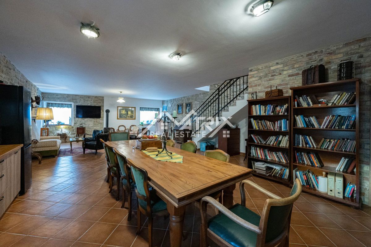 Buje, prenovljena kamnita hiša z vrtom in parkiriščem