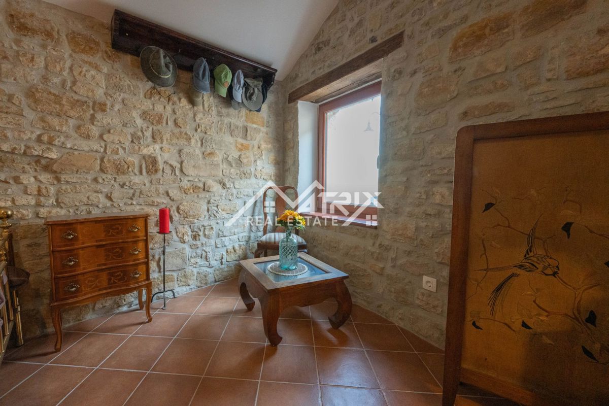 Buje, prenovljena kamnita hiša z vrtom in parkiriščem